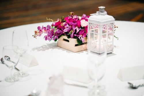 décoration de mariage avec des orchidées : centre de table petit panier