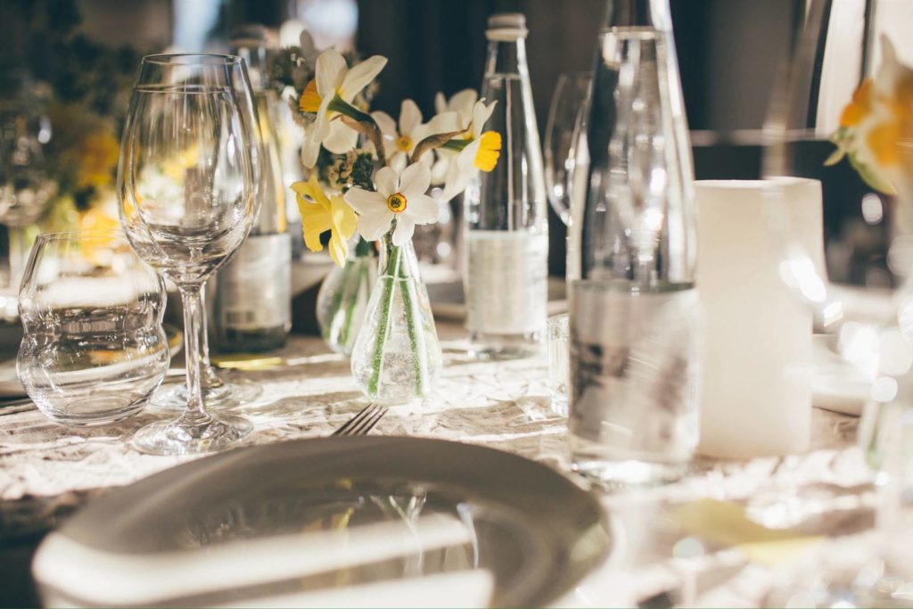 Exemple de décoration d'une table de mariage avec des bougies