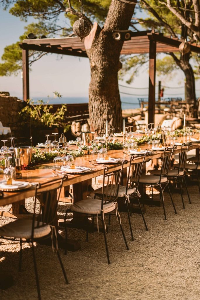 Photo d'une table de mariage décorée en style banquet