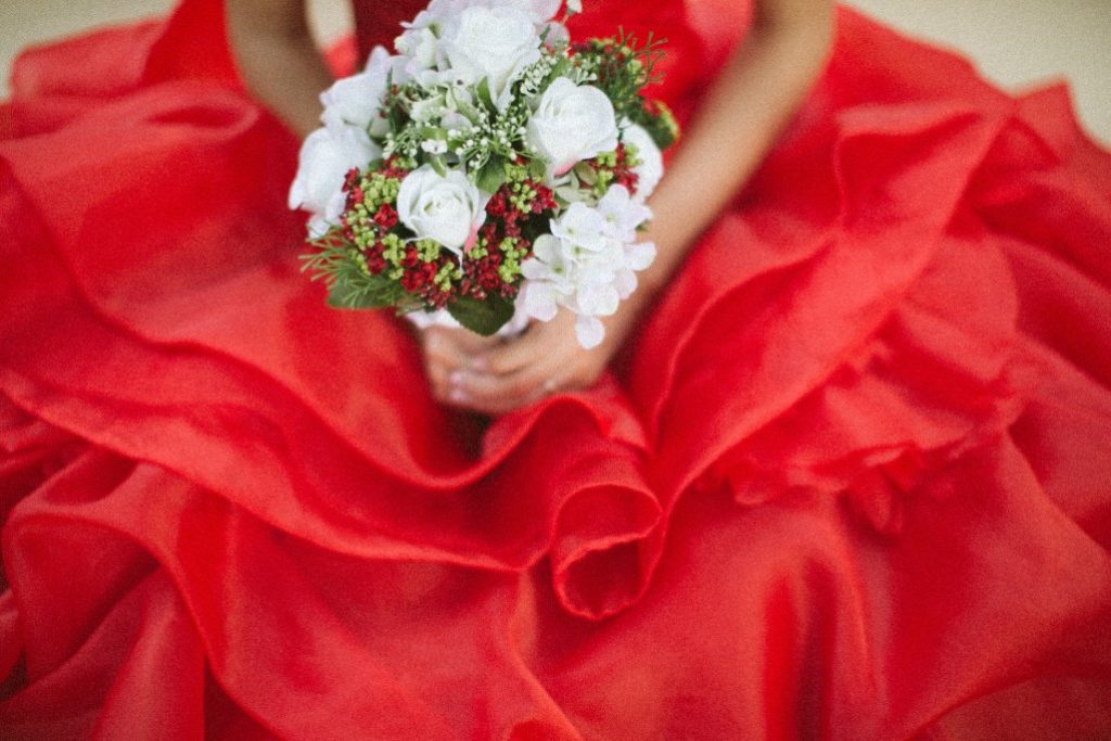 Photo d'une robe rouge, un avantage des mariages en petit comité