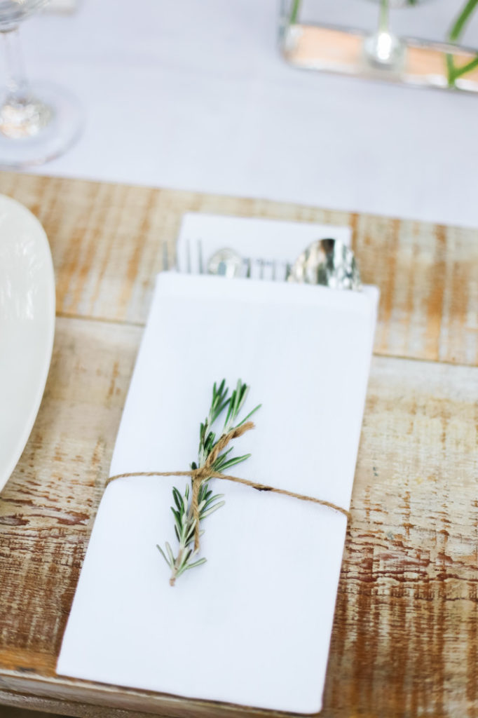 Photo d'une serviette de table jouant le rôle de décoration de table de mariage champêtre