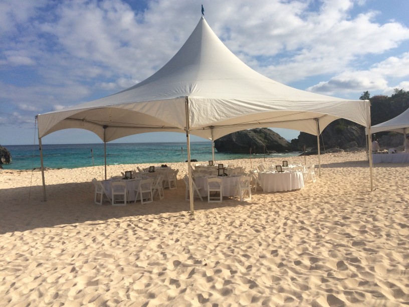 Photo d'un mariage original en petit comité : tente sur une plage